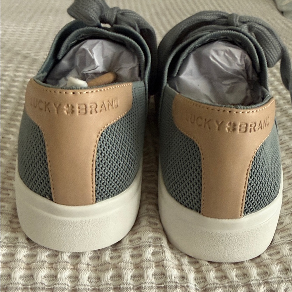 Gray Knit Lace-Up Sneakers with White Sole
Lucky brand. Size 7.5 - Picture 4 of 5